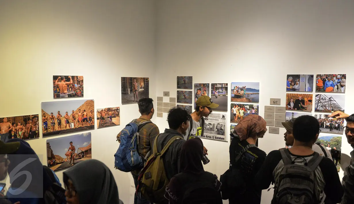 Pengunjung melihat karya foto pameran APFI 2017 di Jakarta, Jumat (21/4). Sebanyak 15 karya foto jurnalistik terbaik telah dipilih dari 5.488 karya foto yang dikirimkan oleh 410 pewarta foto dan 127 peserta Citizen Journalism. (Liputan6.com/Faizal Fanani)
