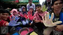 Sejumlah warga mewarnai telapak tanganya sebagai upaya mendukung gerakan pencegahan paham radikal terorisme dan ISIS di Maliboro, Yogyakarta, (29/10/2015). Usai membubuhkan cap telapak tangan warga akan mendapatkan buku bahaya terorisme. (Boy T Harjanto)