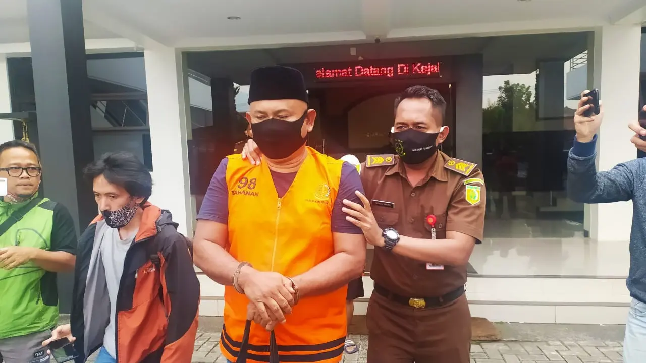 Tersangka P, tengah memasuki mobil tahan setelah melakukan pemeriksaan di Kejakaan Negeri Garut, Jawa Barat siang tadi.