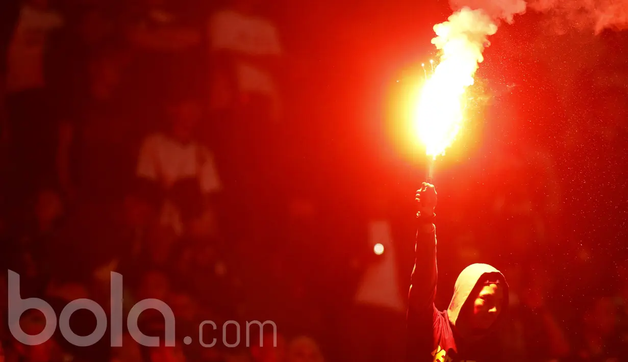 Bobotoh menyalakan flare usai  pertandingan antara Persib Bandung vs Arema  FC. Bobotoh merupakan salah satu suporter sepak bola yang paling fanatik di Indonesia. (Bola.com/M Iqbal Ichsan)