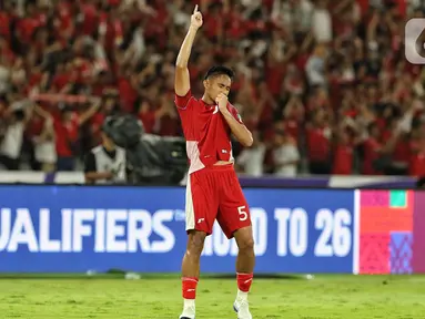 Pemain Timnas Indonesia, Rizky Ridho Ramadhani merayakan kemenangan usai melawan Bahrain pada lanjutan pertandingan Grup C putaran ketiga Kualifikasi Piala Dunia 2026 zona Asia di Stadion Utama Gelora Bung Karno, Senayan, Jakarta, Selasa (25/3/2025). (Liputan6.com/Angga Yuniar)