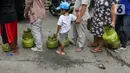 Warga antre membeli gas elpiji subsidi 3 kilogram pada sebuah agen penjualan di kawasan Pondok Aren, Tangerang Selatan, Banten, Senin (3/2/2025). (Liputan6.com/Herman Zakharia)