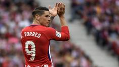 Striker Atletico Madrid, Fernando Torres, menyapa suporter usai melawan Eibar pada laga La Liga Spanyol di Stadion Wanda Metropolitano, Madrid, Minggu (20/3/2018). Laga ini merupakan yang terakhir bagi Torres bersama Atletico. (AFP/Gabriel Bouys)