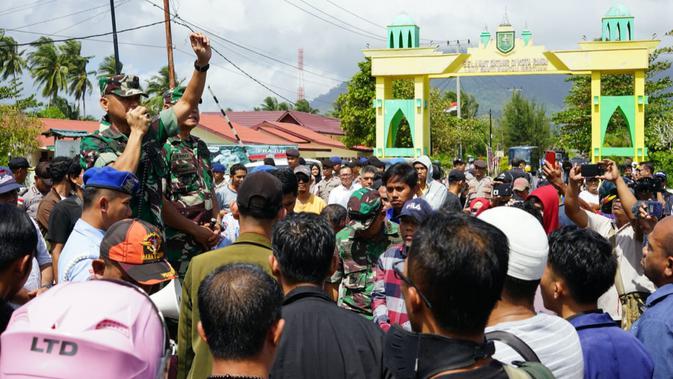 Demonstrasi menolak Natuna digunakan sebagai tempat karantina WNI yang pulang dari Wuhan, China. (Foto: /Ajang Nurdin)