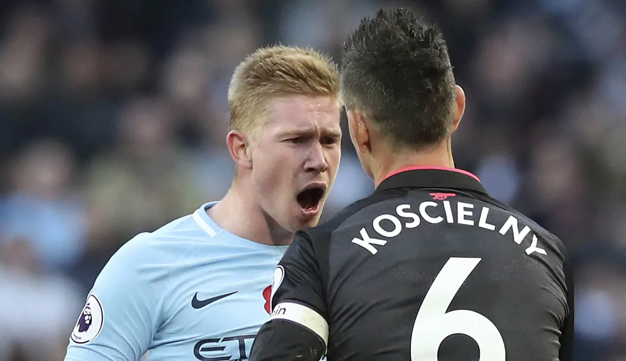 Gelandang Manchester City, Kevin De Bruyne, bersitegang dengan bek Arsenal, Laurent Koscielny, pada laga Premier League di Stadion Ettihad, Manchester, Minggu (5/11/2017). City menang 3-1 atas Arsenal. (AP/Martin Rickett)