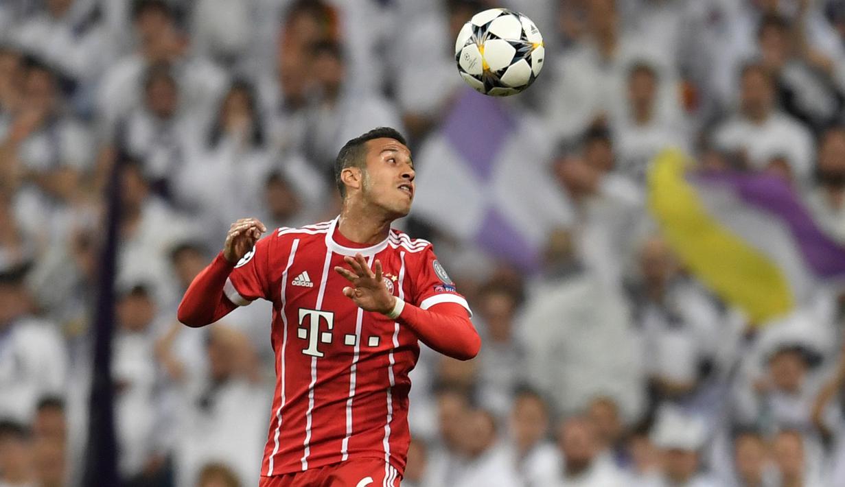 Gelandang Bayern Munchen, Thiago Alcantara menjadi salah satu pemain incaran Manchester United menurut sumber Independent. (AFP/Gabriel Bouys)
