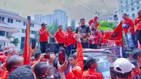 Wali Kota Medan Bobby Nasution menemui ratusan massa yang tergabung dalam Pemuda Batak Bersatu (PBB) saat menggelar aksi damai di depan Balai Kota Medan, Kamis (8/6/2023).