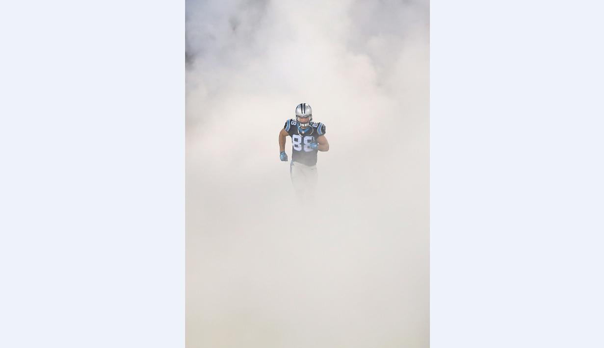 Pemain Carolina Panthers, Greg Olsen, berlari ke dalam lapangan jelang pertandingan American Football melawan Indianapolis Colts di Stadion Bank of America, Charlotte, North Carolina, AS, (2/11/2015). (Getty Images/AFP/Streeter Lecka).