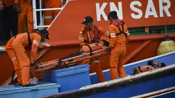 Personel Badan Nasional Pencarian dan Pertolongan (Basarnas) membawa korban dengan tandu selama simulasi penyelamatan pengungsi luar negeri di perairan Banda Aceh, Kamis (17/10/2019). Kegiatan diikuti unsur TNI, Polri, relawan dan pimpinan lembaga peduli bencana di Aceh. (CHAIDEER MAHYUDDIN/AFP)