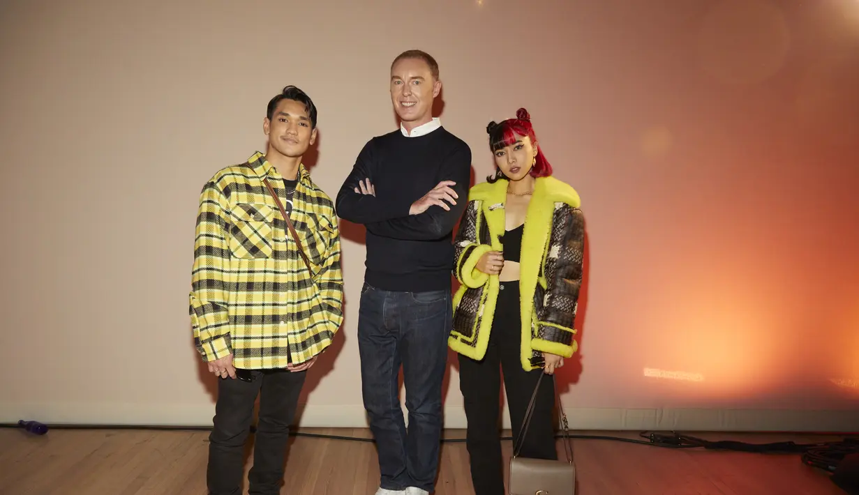 Keduanya juga berkesempatan untuk berfoto bersama desainer ternama Stuart Vevers. Berada di tengah Afgan dan Isyana, Vevers tampil semi formal dengan long sleeve navy dan kemeja putih yang dipadukan dengan jeans dan sneakers. (Coach)