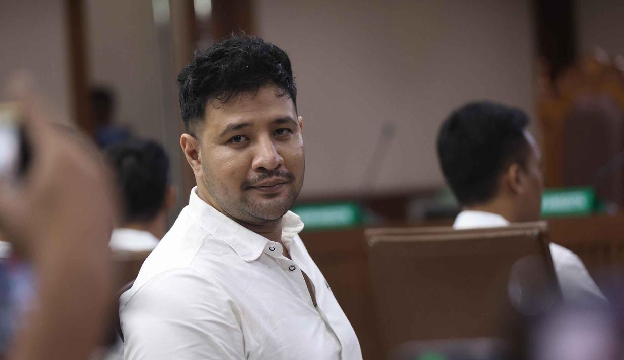 Sidang putusan itu dibacakan majelis hakim Pengadilan Negeri Jakarta Pusat, Kamis, 23 April 2026. Tampak dalam foto, terdakwa kasus peredaran narkotika di dalam Rumah Tahanan (Rutan) Salemba, Muhamad Ammar Akbar alias Ammar Zoni, sesaat sebelum mengikuti sidang pembacaan putusan di Pengadilan Negeri Jakarta Pusat, Kamis (23/4/2026). (Kapanlagi.com/Budy Santoso)