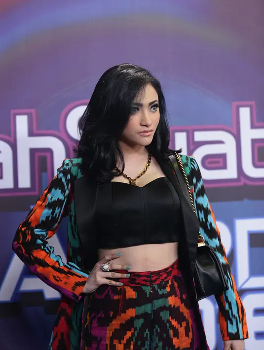 "Aku enggak berpenampilan seksi, nggak ada adegan seksi yang senonoh. Karena mau merubah imej orang yang nilai aku negatif. Di film ini aku enggak pakai bikini, tampil beda. Beberapa bulan lalu aku identik dengan seksi."lanjutnya.(Andy Masela/Bintang.com)