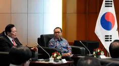 Ketua MPR, Zulkifli Hasan (kiri) menerima kunjungan Ketua Parlemen Korsel, Chung Ui Hwa di Jakarta, Senin (22/12/2014). (Liputan6.com/Andrian M Tunay)