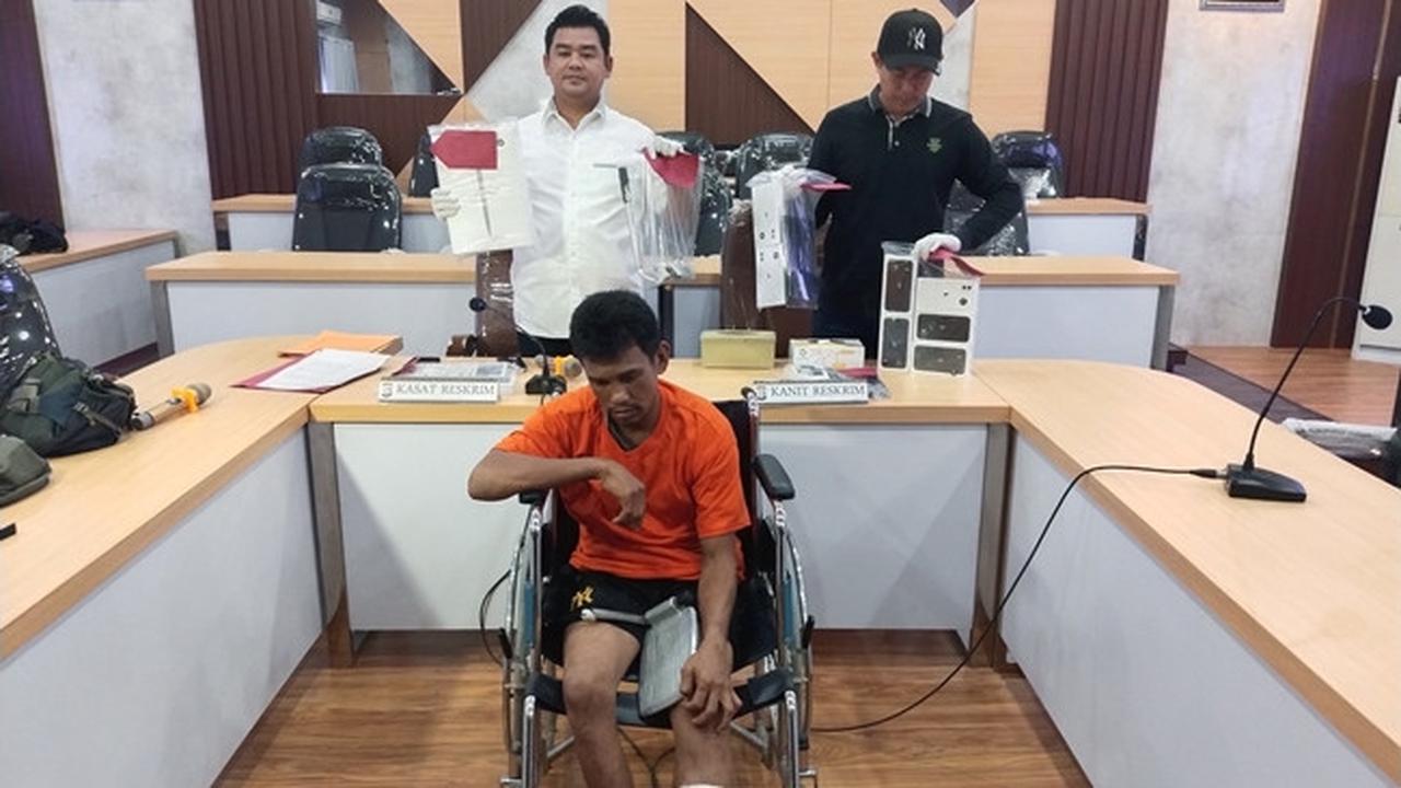 Tersangka pencurian ponsel bersama barang bukti yang disita Polresta Pekanbaru.