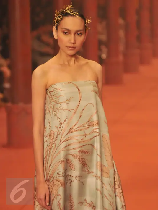 Seorang model berpose memperagakan busana desainer Biyan Wanaatmadja dalam koleksi terbaru untuk Women's Wear Spring Summer 2017 di Jakarta Selatan, Rabu (1/6/2016). Koleksi sebanyak 102 outfit itu bertajuk Benang Merah. (Liputan6.com/Gempur M Surya)