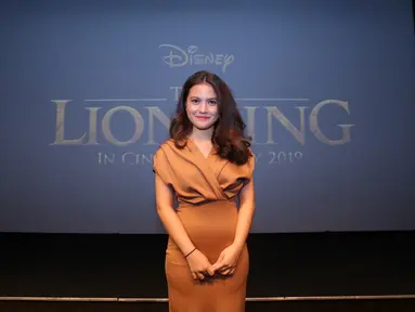 Marsha Aruan tampil begitu elegan saat hadiri gala premier Lion King. Seperti diketahui, Lion King tayang serentak hari ini, 17 Juli 2019. Dengan memakai busana berwarna oranye, pacar El, Anak Ahmad Dhani, terlihat begitu menawan (KapanLagi.com/Daniel Kampua)