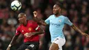 Winger Manchester City, Raheem Sterling berebut bola dengan pemain Manchester United, Ashley Young dalam laga lanjutan Liga Inggris di Stadion Old Trafford, Rabu (24/4). Manchester City berhasil membungkam rival sekota Manchester United dengan dua gol tanpa balas. (AP/Jon Super)