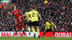 Pemain Liverpool, Darwin Nunez (kiri) mencetak gol kemenangan timnya melalui sundulannya pada laga lanjutan Liga Inggris 2023/2024 melawan Burnley di Anfield, Liverpool, Inggris, Sabtu (10/02/2024). (AFP/Ian Hodgson)