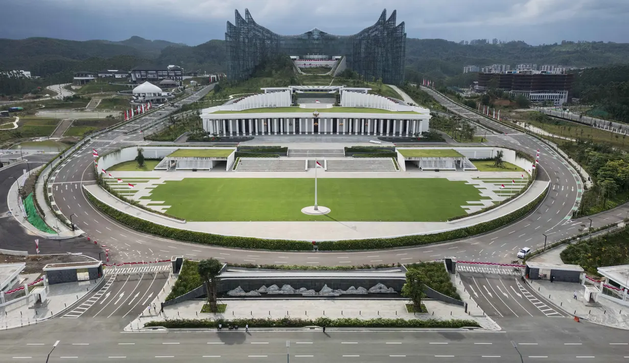 Sebelumnya, Menteri Sekretaris Negara (Mensesneg) Prasetyo Hadi mengungkap bahwa Presiden Prabowo Subianto memerintahkan Kepala Otorita Ibu Kota Nusantara (IKN) Basuki Hadimuljono untuk menyelesaikan pembangunan IKN dalam waktu tiga tahun. Tampak foto udara yang diambil pada 14 Agustus 2025 ini menunjukkan istana kepresidenan yang sedang dibangun di Ibu Kota Nusantara (IKN), ibu kota baru Indonesia yang direncanakan, di Kalimantan Timur. (Foto oleh AFP)