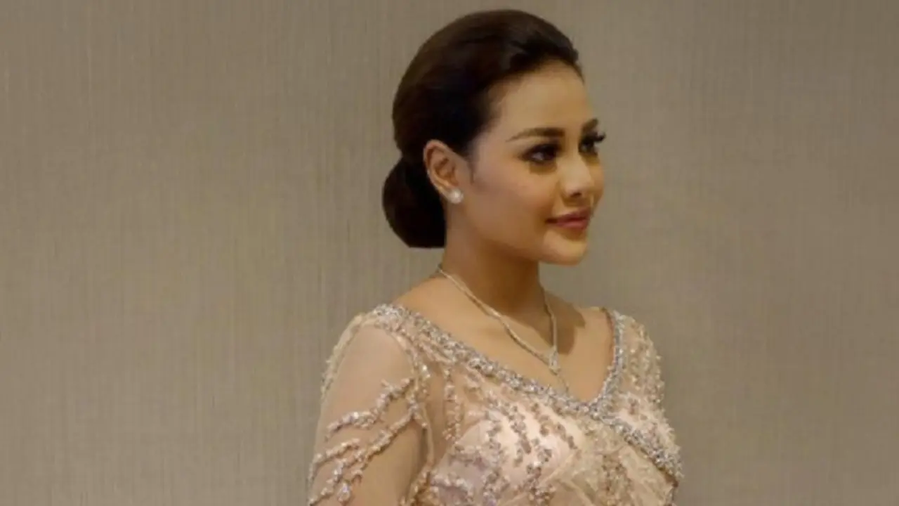 Penampilan ala adat Jawa Aurelie Hermansyah