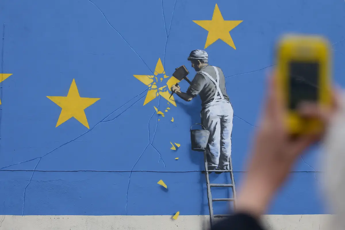 20170508-Runtuhnya Bintang Uni Eropa di Tangan Banksy-AFP