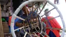 Perajin menyelesaikan pembuatan ondel-ondel untuk dijual di Tangerang, Banten, Selasa (14/7/2020). Kementerian Koperasi dan UKM menargetkan digitalisasi 10 juta UMKM pada 2020 menyusul perubahan tren dan perilaku konsumen di tengah pandemi COVID-19. (Liputan6.com/Angga Yuniar)