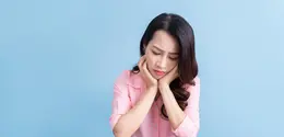 Potret seorang perempuan menahan lapar setelah mengonsumsi makanan dietnya. (Foto dok: Freepik/timeimage).