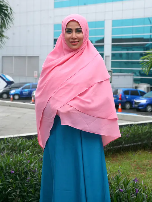 Perempuan yang satu ini sangat berharap bisa menghapus tatonya dengan alasan ingin mengembalikan kulit mulusnya seperti pemberian Sang Pencipta sebelum terkena tato. (Nurwahyunan/Bintang.com)