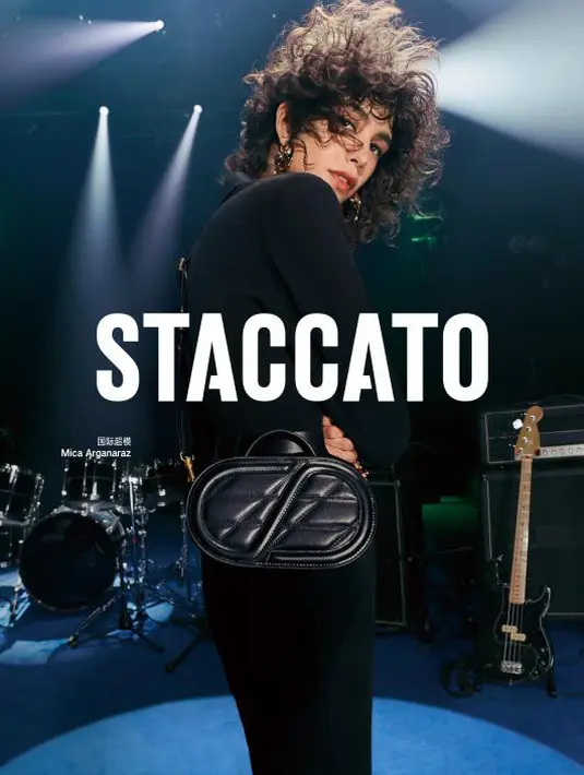 Quilting bentuk berlian yang retro menambah sentuhan menyenangkan pada kulit sapi bertekstur. Tekstur yang kaya dari desain yang apik ini menciptakan tampilan pahatan dengan gesper logam untuk mengungkap karisma serbaguna. Foto: Document/Staccato.