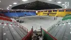 Suasana aktivitas pekerja proyek renovasi gelanggang olahraga (GOR) Soemantri Brodjonegoro, Jakarta, Kamis (18/1). Renovasi ini bertujuan untuk menunjang kegiatan Asian Games 2018. (Liputan6.com/Arya Manggala)