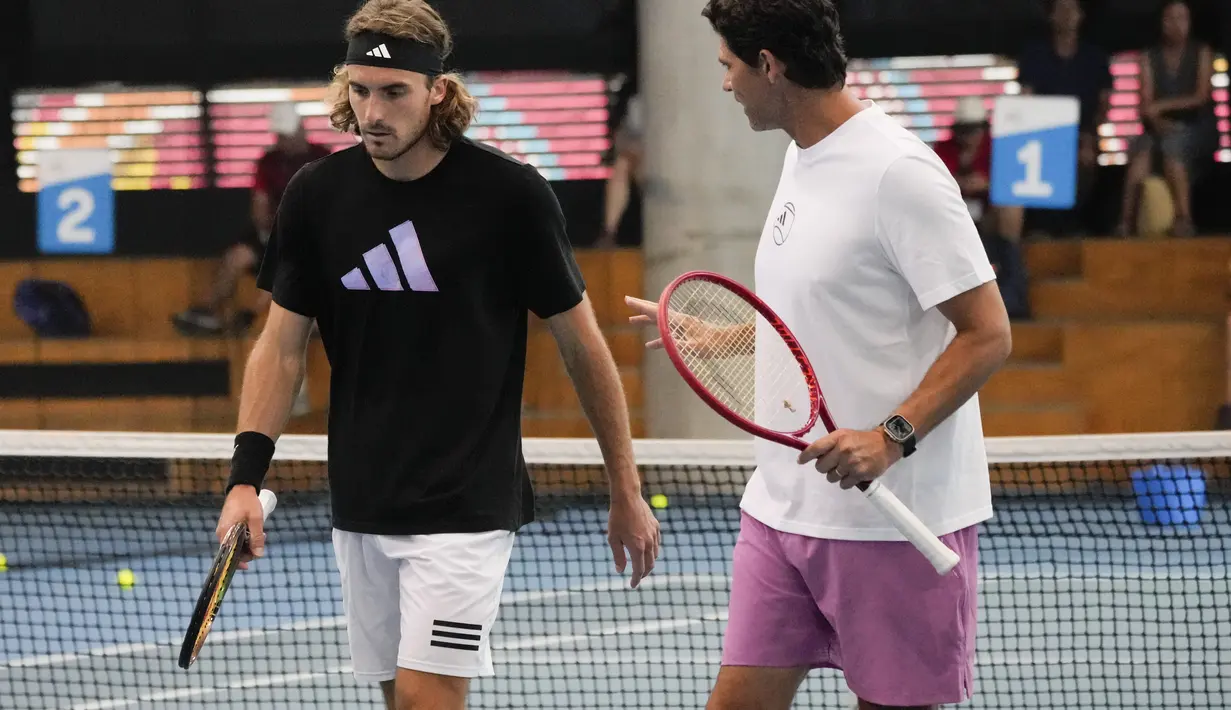 Stefanos Tsitsipas dari Yunani (kiri) berbicara dengan salah satu pelatihnya Mark Philippoussis selama sesi latihan menjelang final putra kejuaraan tenis Australia Open 2023 di Melbourne, Australia, Sabtu, 28 Januari 2023. Petenis 24 tahun itu melangkah ke final usai menyingkirkan wakil Rusia, Karen Kachanov empat set 7(7)-6(2), 6-4, 6(6)-7(8), dan 6-3 pada semifinal di Rod Laver Arena. (AP Photo/Dita Alangkara)