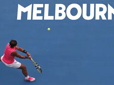 Petenis Spanyol, Rafael Nadal berusaha mengembalikan bola Nick Kyrgios dari Australia selama pertandingan tunggal putaran keempat di kejuaraan tenis Australia Terbuka di Melbourne, Australia (27/1/2020). Rafael Nadal menang dengan skor 6-3, 3-6, 7-6 (6), 7-6 (4). (AP Photo/Andy Wong)