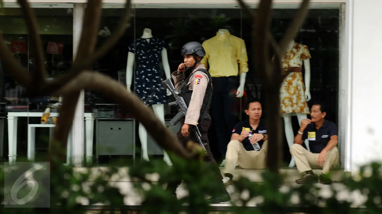 20160114-Petugas Gabungan Jaga Obyek Vital di dekat Gedung Sarinah-Jakarta