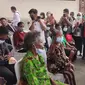 Menteri Sosial, Tri Rismaharini mendatangi warga yang menjalani operasi mata katarak di RS Bhayangkara, Jayapura, Papua. (Liputan6.com/Dicky Agung Prihanto)