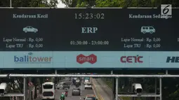 Alat electronic road pricing (ERP) terpasang di Jalan Medan Merdeka Barat, Jakarta, Senin (13/11). Pemprov DKI Jakarta akan melakukan uji coba coba sistem jalan berbayar atau ERP secara. (Liputan6.com/Angga Yuniar)