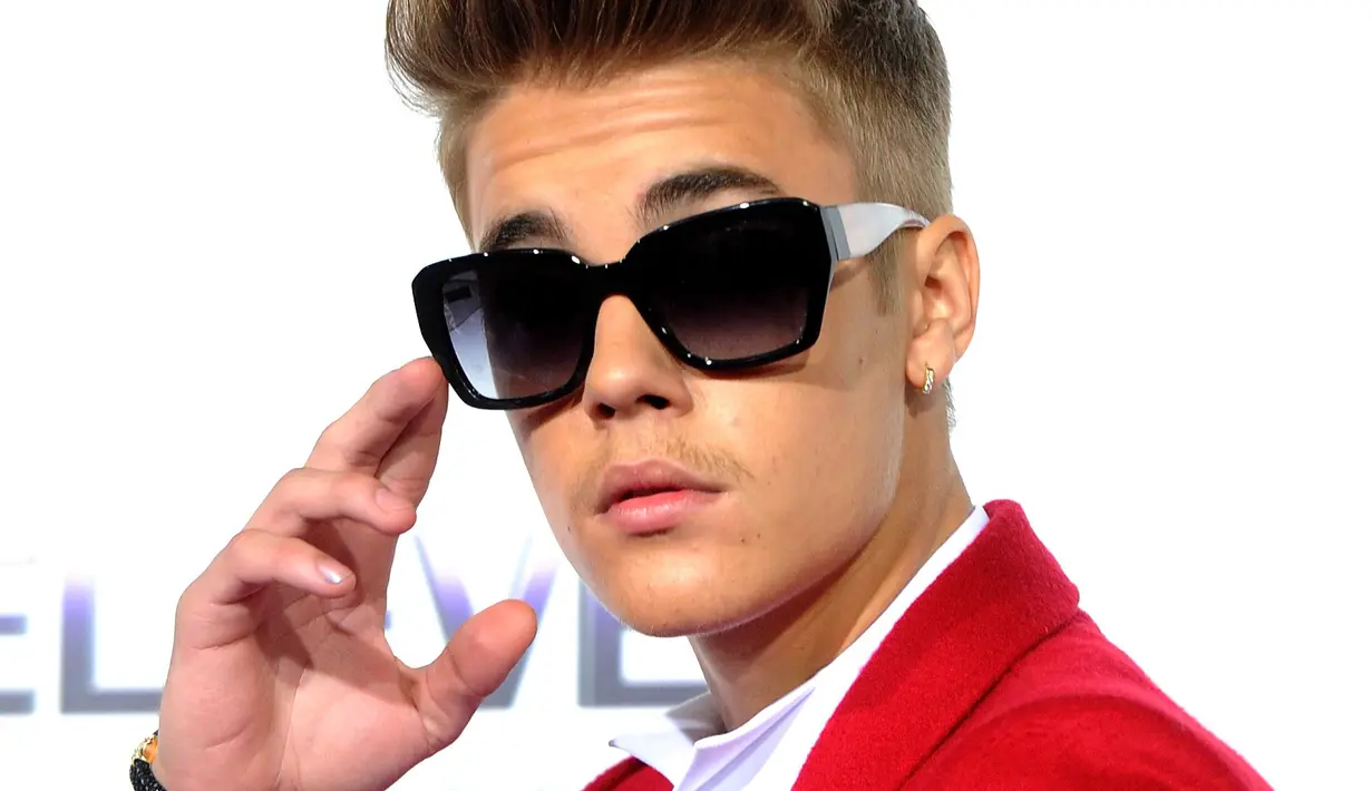 Sebelumnya Justin sudah membuat janji dengan para fansnya untuk memberikan penampilan yang berbeda di American Music Awards 2016. Pada akhirya Justin pun memenuhi janjinya tersebut. (AFP/Bintang.com)