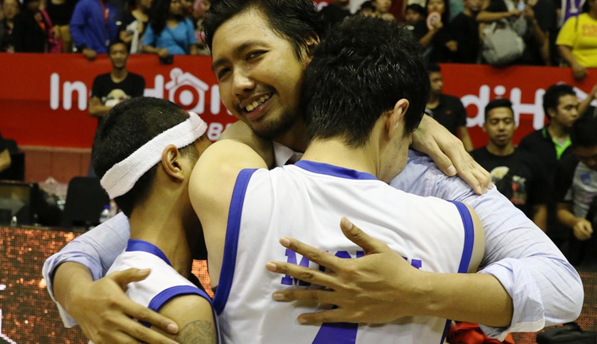 Pelatha Satria Muda Britama, Cokorda Raka Satrya Wibawa, merayakan gelar juara bersama anak asuhnya. (Bola.com/Arief Bagus)