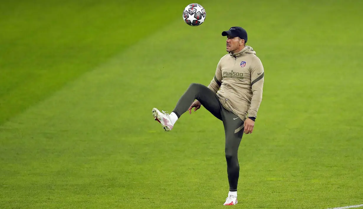 Pelatih Atletico Madrid, Diego Simeone, melakukan aksi dengan bola saat sesi latihan jelang laga babak 16 besar Liga Champions di The National Arena, Rumania, Senin (22/2/2021). Wakil Spanyol itu akan berhadapan dengan Chelsea. (AP Photo/Vadim Ghirda)