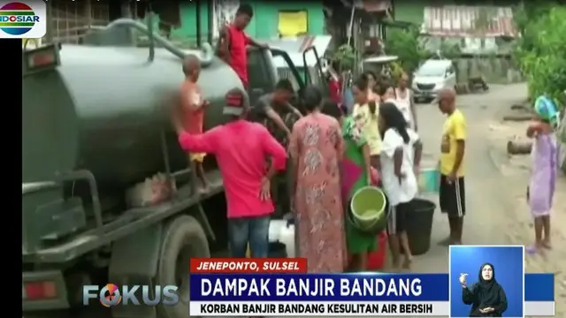 Warga kesulitan mendapat air bersih akibat banjir bandang yang melanda wilayah mereka beberapa waktu lalu.