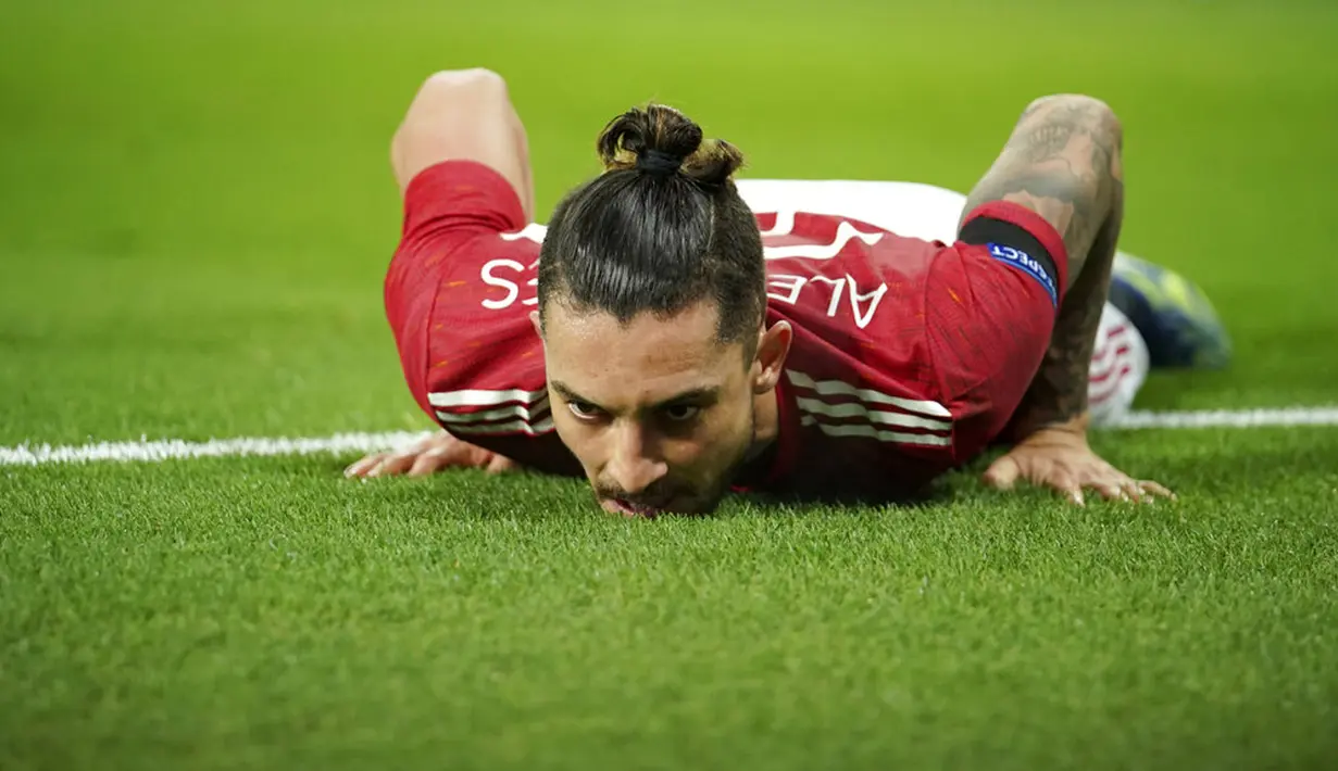 Pemain Manchester United Alex Telles terjatuh di lapangan saat menghadapi Real Sociedad pada pertandingan leg kedua babak 32 besar Liga Europa di Old Trafford, Manchester, Inggris, Kamis (25/2/2021). Laga berakhir 0-0 dan MU lolos ke babak 16 besar. (AP Photo/Dave Thompson)