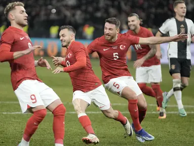 Timnas Jerman yang telah lolos secara otomoatis ke putaran final Euro 2024 karena berstatus tuan rumah terus melakukan serangkaian uji coba berbarengan dengan digelarnya laga Kualifikasi Euro 2024. dalam laga uji coba teranyar, Timnas Jerman harus menyerah 2-3 dari Turki di Olympiastadion, Berlin, Minggu (19/11/2023) dini hari WIB. Tim Panzer sejatinya mampu unggul terlebih dahulu lewat gol cepat Kai Havertz pada menit ke-5. Tiga gol kemenangan Turki masing-masing dicetak oleh Ferdi Kadioglu, Kenan Yildiz dan Yusuf Sari. Sementara satu gol Timnas Jerman lainnya dicetak oleh Niclas Fullkrug. (AP Photo/Markus Schreiber)