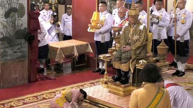 Ratu Suthida resmi menjadi ratu Thailand dalam penobatan pada Sabtu, 4 Mei 2019 (AP Photo)