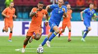 Memphis Depay dan skuatnya terus melakukan serangan ke lini pertahanan Ukraina, namun hasil kacamata bertahan hingga peluit turun minum dibunyikan. (Foto: AFP/Pool/John Thys)