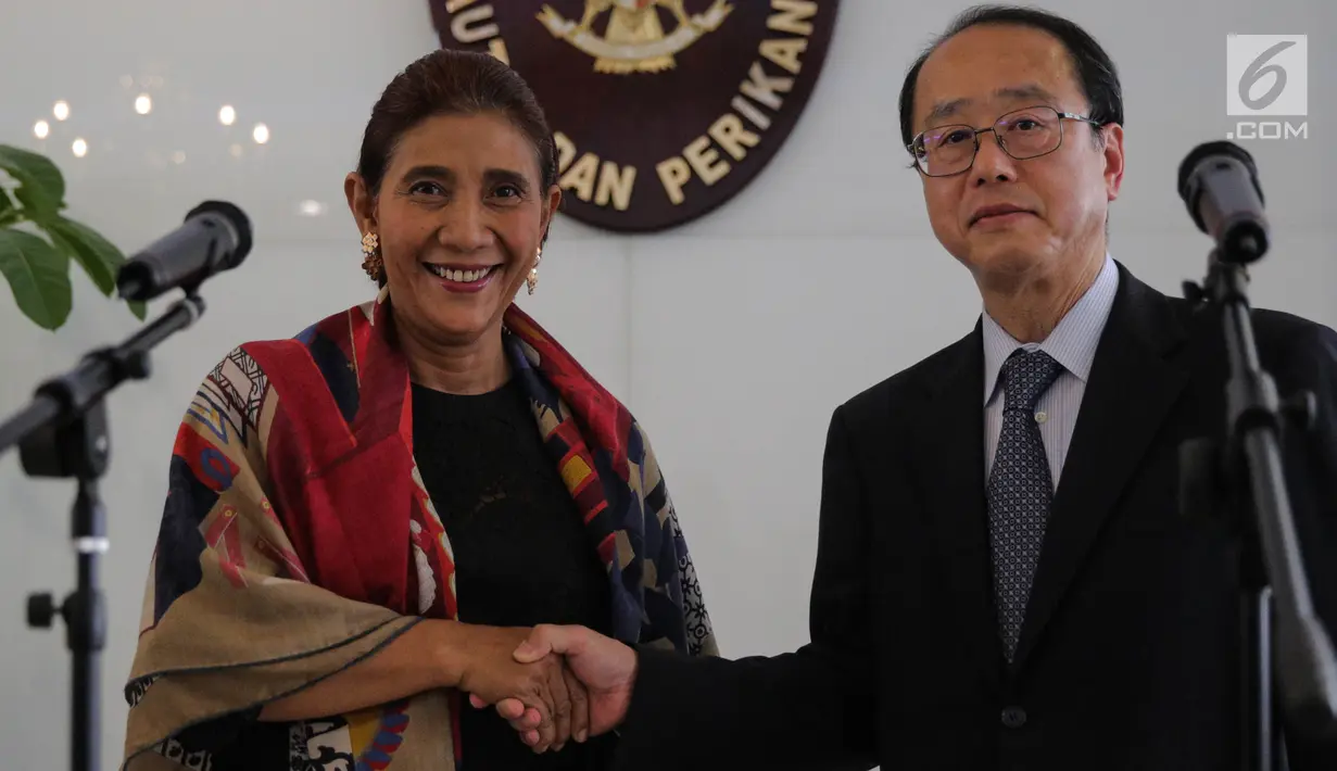Menteri Susi Pudjiastuti berjabat tangan dengan Penasihat Khusus PM Jepang, Hiroto lzumi seusai jumpa pers di Gedung KKP, Jakarta, Rabu (6/9). Keduanya melakukan pertemuan dalam rangka memperkuat kerja sama kedua negara. (Liputan6.com/Faizal Fanani)