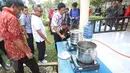 Wali Kota Depok Muhammad Idris (ketiga kiri) meninjau uji coba kompor gas yang menggunakan bahan bakar gas metan dari instalasi Tempat Pembuangan Akhir (TPA) Cipayung, Depok, Jawa Barat, Jumat (3/6). (Liputan6.com/Immanuel Antonius)