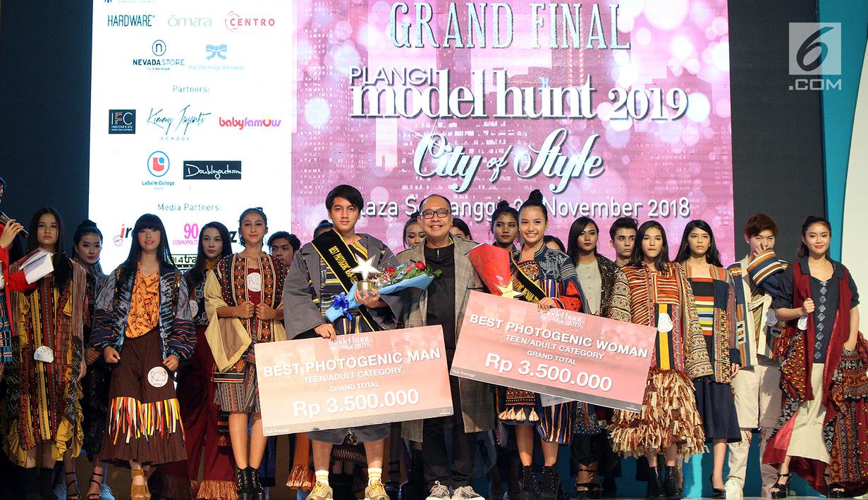 Dua kontestan juara photogenic pria dan wanita foto bersama pada grand final Plangi Model Hunt 2019 di Plaza Semanggi, Jakarta, Minggu (25/11). Grand final yang memperebutkan total hadiah 110 juta. (Merdeka.com/Arie Basuki)