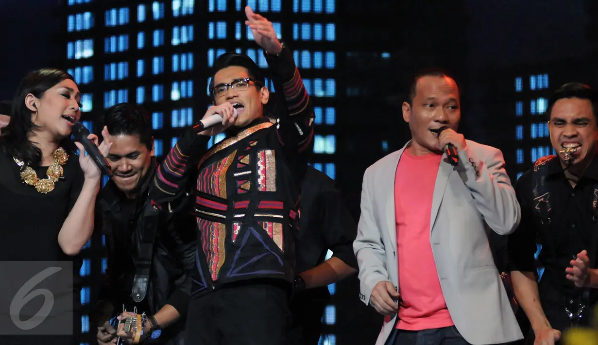 Rapper Iwa K (kedua kanan) berduet dengan Afgan saat malam puncak HUT SCTV ke-25 di Istora Senayan, Jakarta, Senin (24/8/2015). Puluhan artis papan atas ikut meramaikan malam puncak HUT SCTV ke-25. (Liputan6.com/Helmi Fithriansyah)