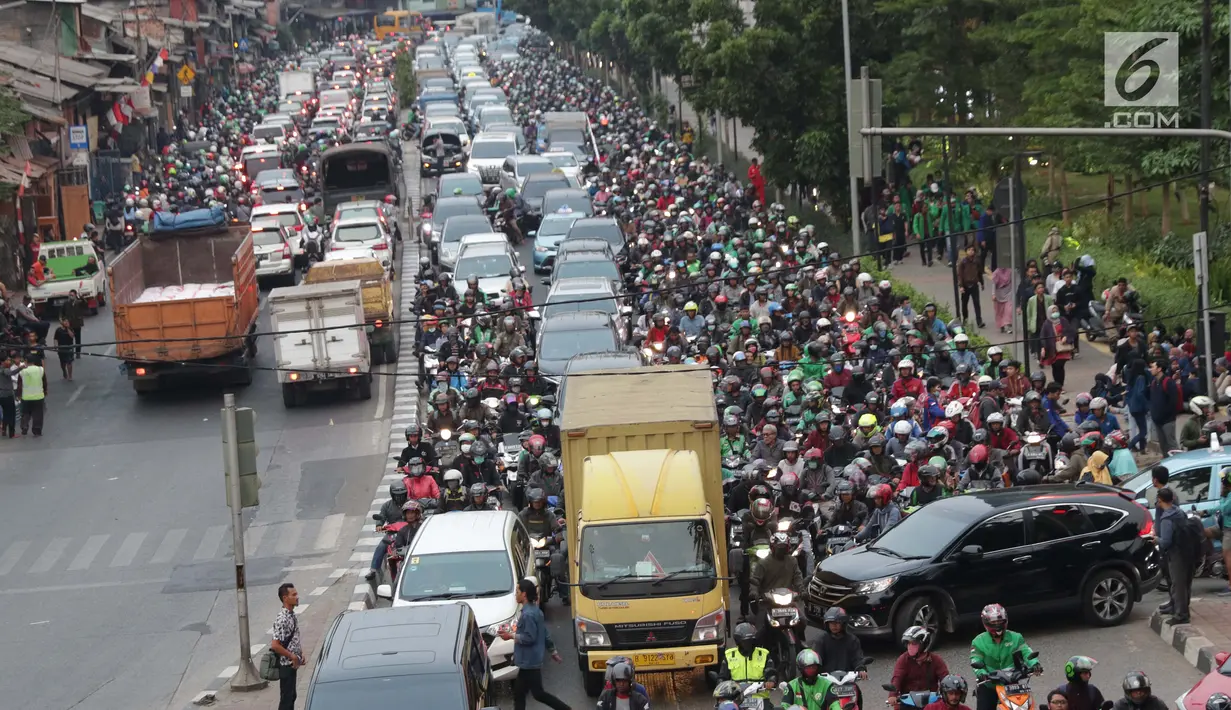Kendaraan  terjebak kemacetan di sekitar kawasan Pejompongan akibat unjuk rasa mahasiswa di depan Gedung DPR, Jakarta, Selasa (24/9/2019). Demonstrasi mahasiswa dilakukan untuk menolak pengesahan berbagai RUU yang dianggap bermasalah. (Liputan6.com/Helmi Fithriansyah)