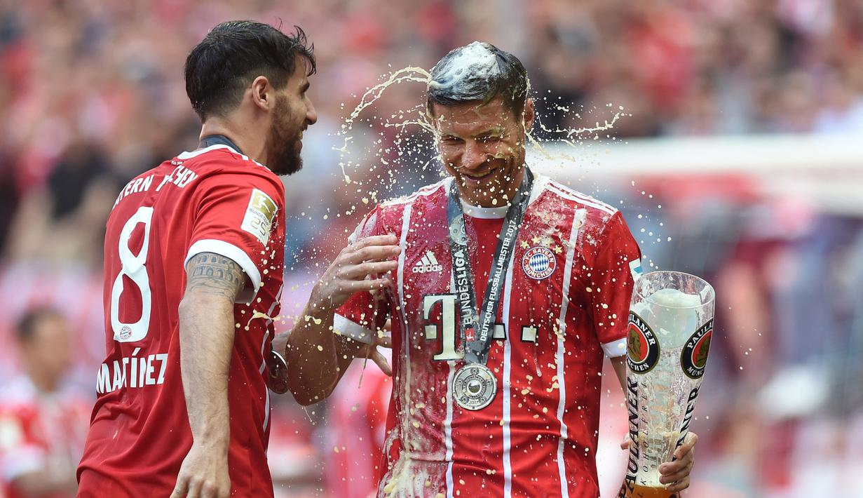 Xabi Alonso. Gelandang Spanyol ini hijrah ke Bayern Munchen pada musim kedua Carlo Ancelotti membesut Real Madrid, awal 2014/2015. Ia bertahan 3 musim bersama Die Roten hingga akhrinya memutuskan pensiun di sana pada akhir musim 2016/2017. Kini menjadi pelatih Real Sociedad B. (AFP/Christof Stache)