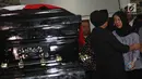 Menteri Luar Negeri Retno Marsudi (kiri) menyapa Retno Utami, istri Kepala Pusat Data Informasi dan Humas Badan Nasional Penanggulangan Bencana (BNPB) Sutopo Purwo Nugroho saat melayat ke rumah duka di Raffles Hils, Cimanggis, Depok, Jawa Barat, Minggu (7/7/2019). (Liputan6.com/Herman Zakharia)